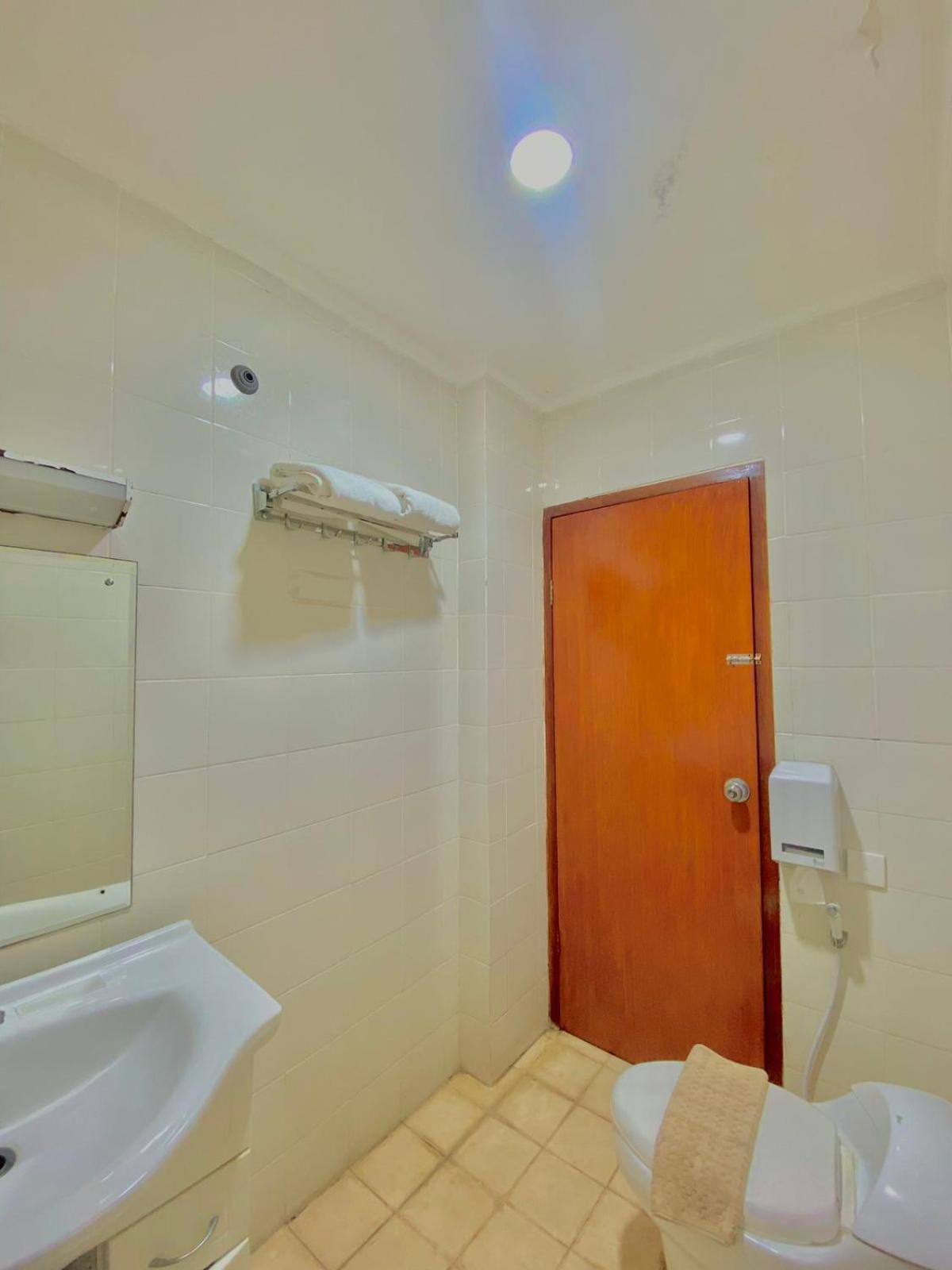 Pia Hotel จิเรบอน ภายนอก รูปภาพ